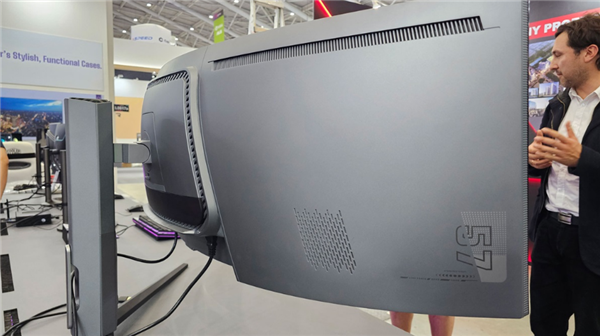 酷冷至尊展示新款57英寸电竞显示器：双4K  Mini  LED屏