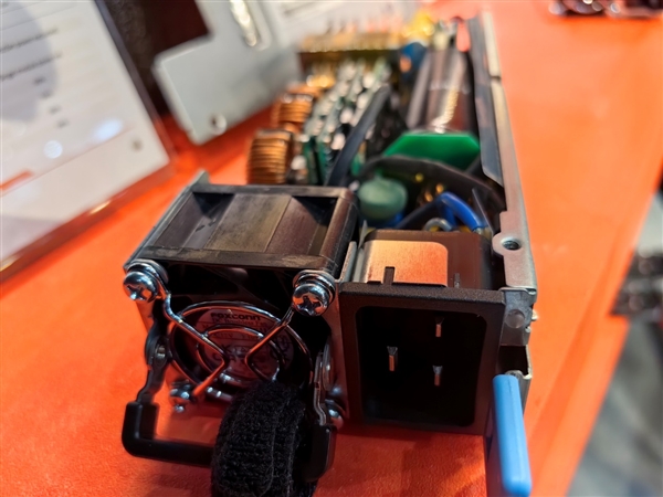 鑫谷展示5500W  CRPS电源：转换效率96 钛金标准