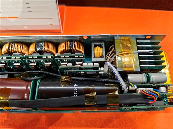 鑫谷展示5500W  CRPS电源：转换效率96 钛金标准