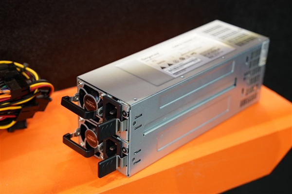 鑫谷展示5500W  CRPS电源：转换效率96 钛金标准