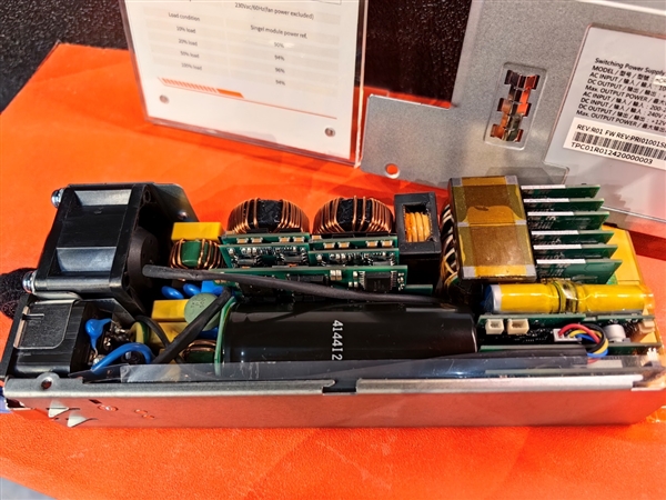 鑫谷展示5500W  CRPS电源：转换效率96 钛金标准