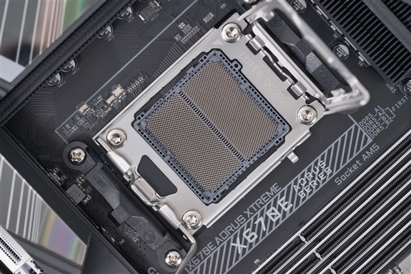 AMD  Zen5锐龙9000新主板X870E/X870普及USB4！但得多等两个月