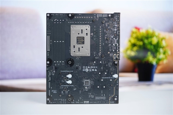 AMD锐龙9000新座驾！微星MPG  X870E  CARBON  WiFi主板图赏