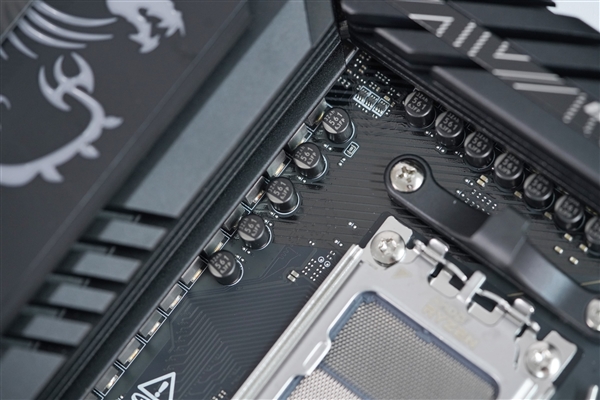 AMD锐龙9000新座驾！微星MPG  X870E  CARBON  WiFi主板图赏