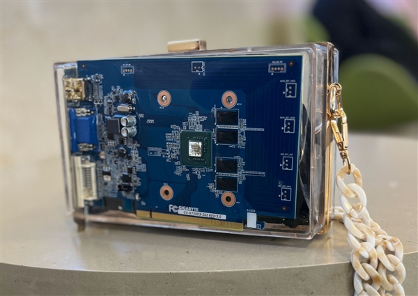 百元亮机卡GT  730变身奢侈品包包：7300元纯智商税！