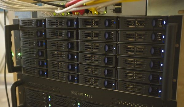 24块硬盘组成96TB  NAS：用了10年 没任何故障