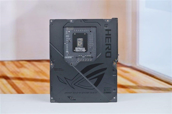 英特尔Ultra旗舰座驾！华硕ROG  MAXIMUS  Z890 HERO主板图赏