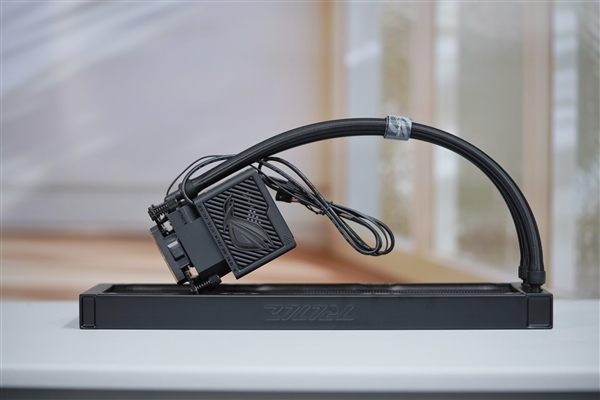 英特尔Ultra旗舰座驾！华硕ROG  MAXIMUS  Z890 HERO主板图赏