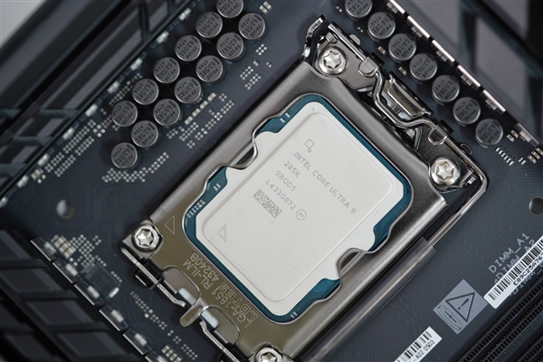 英特尔Ultra旗舰座驾！华硕ROG  MAXIMUS  Z890 HERO主板图赏