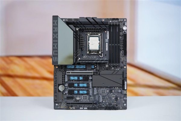 英特尔Ultra旗舰座驾！华硕ROG  MAXIMUS  Z890 HERO主板图赏