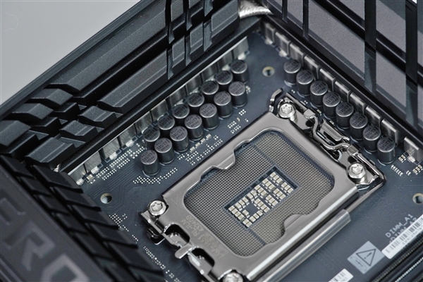 英特尔Ultra旗舰座驾！华硕ROG  MAXIMUS  Z890 HERO主板图赏