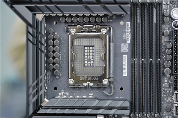 英特尔Ultra旗舰座驾！华硕ROG  MAXIMUS  Z890 HERO主板图赏