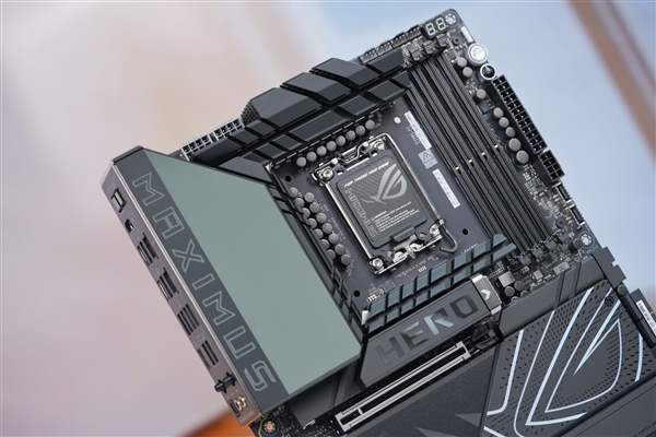英特尔Ultra旗舰座驾！华硕ROG  MAXIMUS  Z890 HERO主板图赏