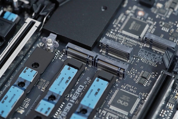 英特尔Ultra旗舰座驾！华硕ROG  MAXIMUS  Z890 HERO主板图赏