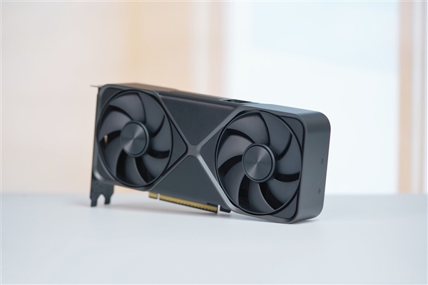 一如既往的精美!英伟达RTX 5070公版显卡图赏