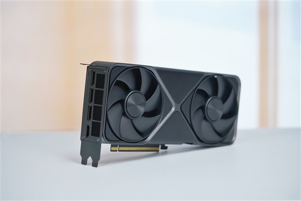 一如既往的精美!英伟达RTX 5070公版显卡图赏