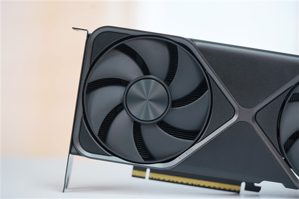一如既往的精美!英伟达RTX 5070公版显卡图赏