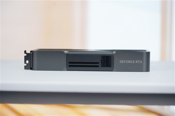 一如既往的精美!英伟达RTX 5070公版显卡图赏