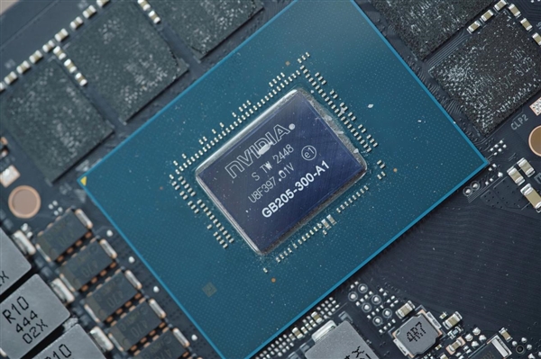 一如既往的精美!英伟达RTX 5070公版显卡图赏