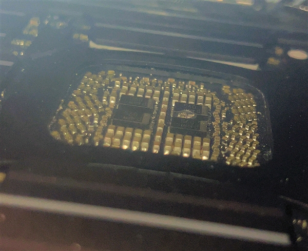 RTX 5090突然深夜啸叫！一看电容吓一跳