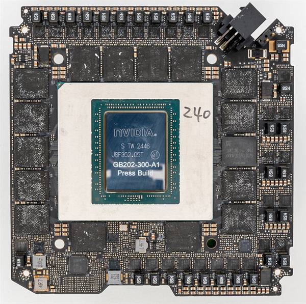 96GB显存！RTX PRO 6000专业显卡开卖 最贵达9万元