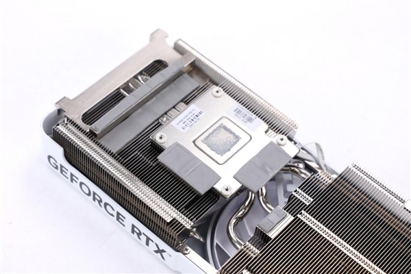 甜品新选择|影驰GeForce RTX  5060金属大师白金版OC 显卡评测