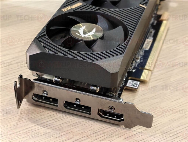 索泰、技嘉都有半高式刀卡RTX 5060:都是三风扇