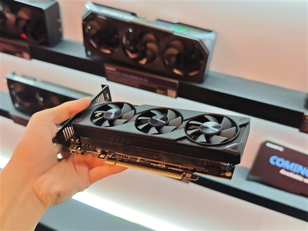 索泰、技嘉都有半高式刀卡RTX 5060:都是三风扇