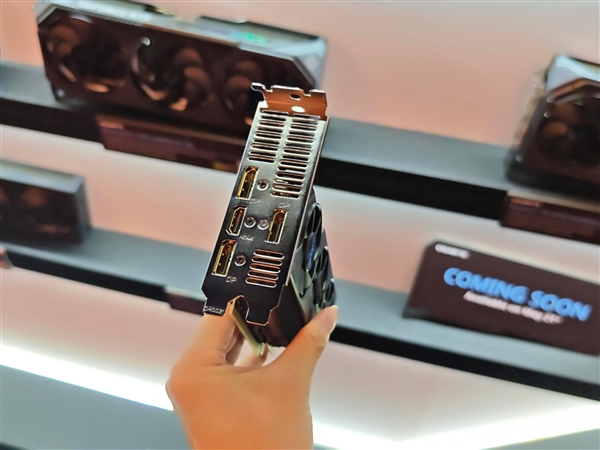 索泰、技嘉都有半高式刀卡RTX 5060:都是三风扇