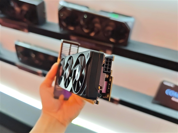 索泰、技嘉都有半高式刀卡RTX 5060:都是三风扇