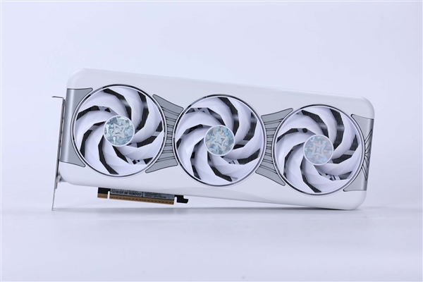 星镜界！ | 影驰GeForce RTX 5070 Ti 星曜LUNA OC显卡评测