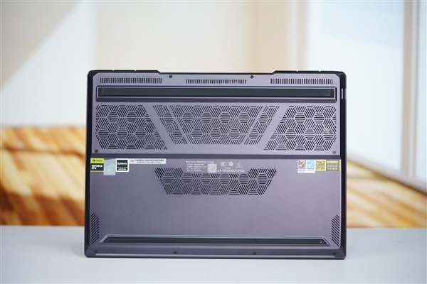 锐龙9 9955HX3D+RTX 5090双绝！机械革命苍龙16 Ultra图赏