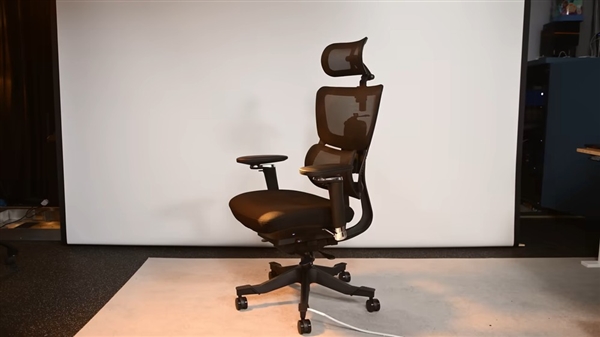 这椅子不简单！9800<i></i>X3D+RTX 4060塞进电竞椅：一根线即可运行