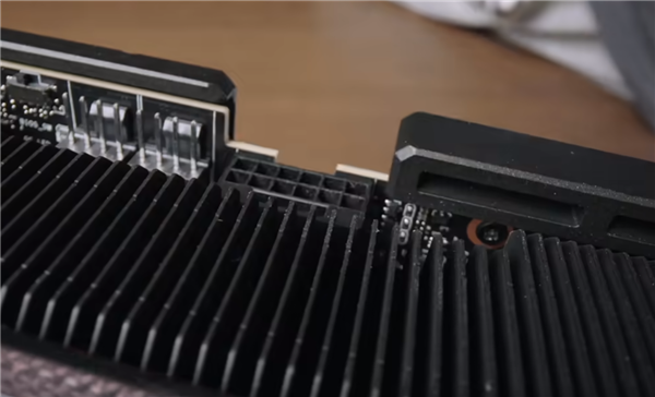 华硕首发背插2.5 RTX 5090：上下两个供电接口、极限供电2100W