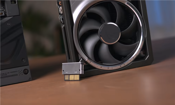华硕首发背插2.5 RTX 5090：上下两个供电接口、极限供电2100W