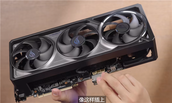 华硕首发背插2.5 RTX 5090：上下两个供电接口、极限供电2100W