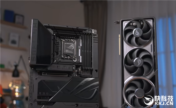 华硕首发背插2.5 RTX 5090：上下两个供电接口、极限供电2100W