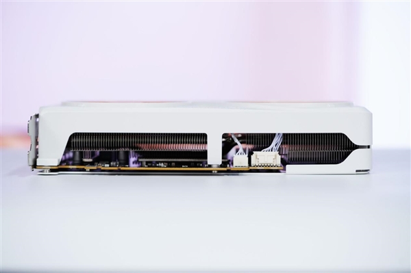 橘白小清新！七彩虹COLORFIRE RTX 5050 MEOW橘影橙DUO OC图赏