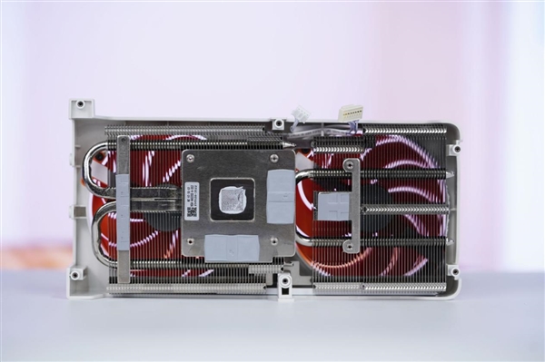 橘白小清新！七彩虹COLORFIRE RTX 5050 MEOW橘影橙DUO OC图赏