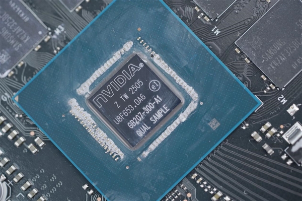 紧凑双槽设计！映众RTX 5050曜夜显卡图赏