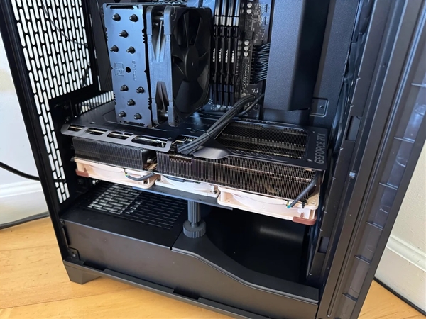 RTX 5090改造五个风扇！噪音几不可闻