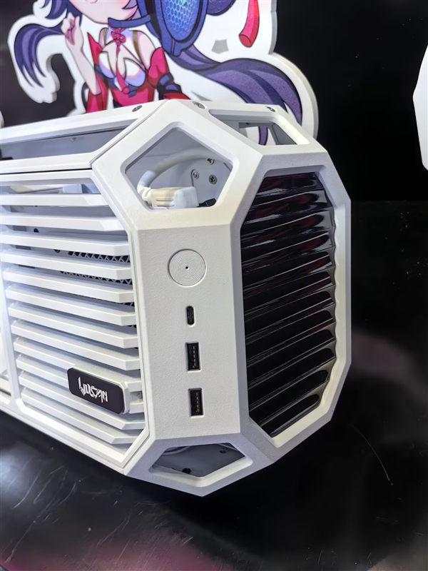 自带双M.2的RTX 5060、神秘背插主板：七彩虹这次BW2025干货太多了！
