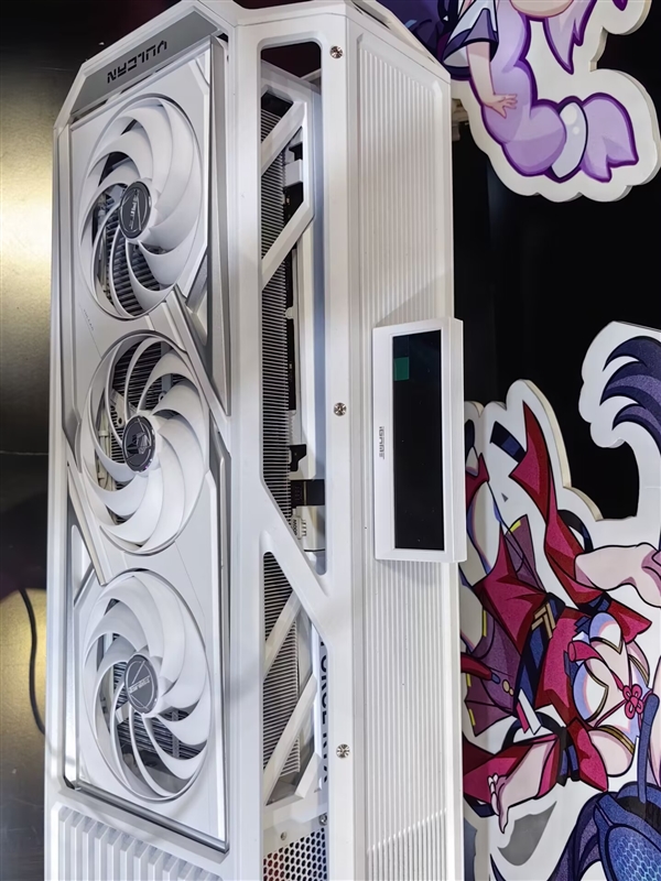 自带双M.2的RTX 5060、神秘背插主板：七彩虹这次BW2025干货太多了！