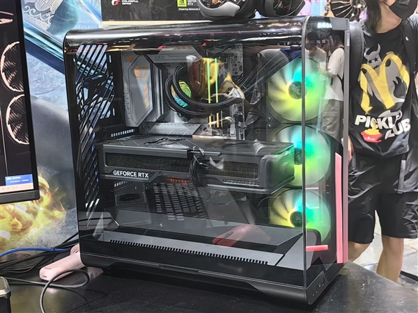 自带双M.2的RTX 5060、神秘背插主板：七彩虹这次BW2025干货太多了！