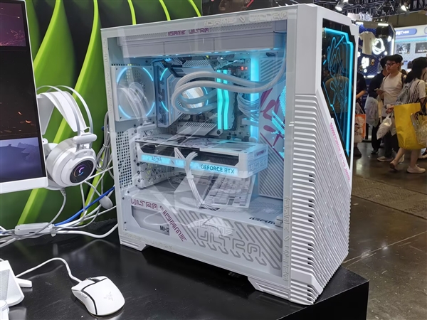 自带双M.2的RTX 5060、神秘背插主板：七彩虹这次BW2025干货太多了！