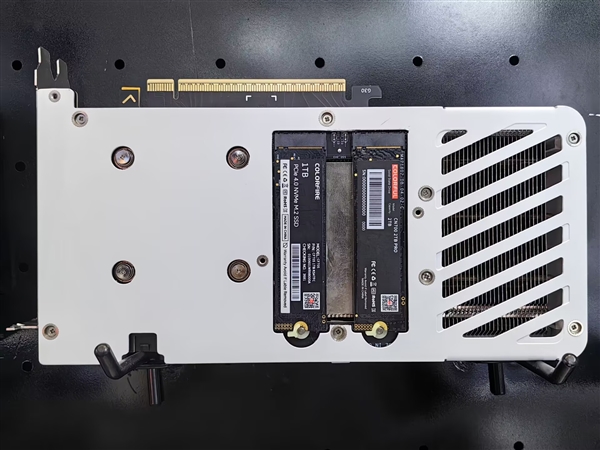 自带双M.2的RTX 5060、神秘背插主板：七彩虹这次BW2025干货太多了！