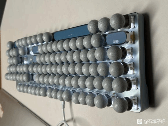 太会玩了!网友推出奇葩配件:石墩子键帽